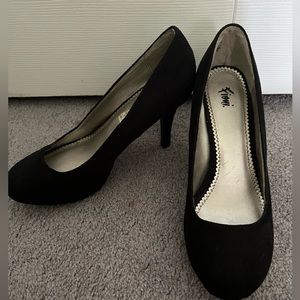 Black Round Toe Pump. Size 8 suede
